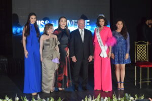 Directivos de Miss Universe con Sheynnis Palacios, Miss Universe 2023 y Daniela Cordero, esposa del jefe de Gobierno de la CDMX