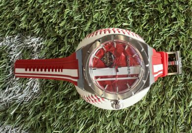 Bomberg lanza reloj que conmemora 17 campeonatos de los Diablos Rojos